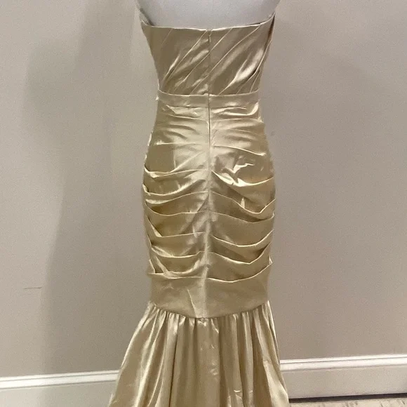 NWT Sophia Tolli Fitted Dress. Size 6 - Picture 3 of 4